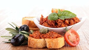 Sandwich met rookvlees en tomatentapenade