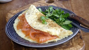 Omeletrol met gerookte zalm