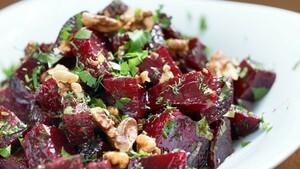 Bietensalade met gepocheerde kip en avocado
