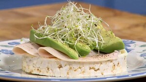 Rijstwafel met kipfilet en avocado