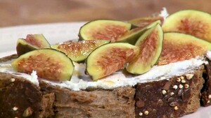 Boerenbrood met geitenkaas en vijgen