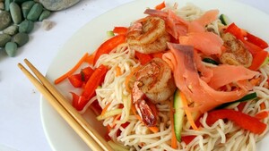 Noedelsalade met gerookte zalm