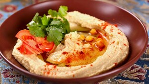 Hummus met tomaten en basilicum