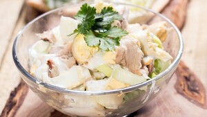 Gerookte makreelsalade op een pitabroodje
