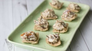 Makreel-truffel-rillettes op een krokant bedje van zeewier