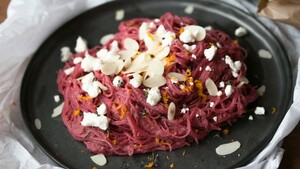 Pasta met een saus van biet, amandel en tijm