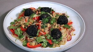 Zwarte bonenballetjes met spicy groente