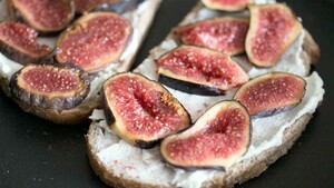 Toast met geitenkaas en vijg