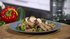 Dragonkip met kruidige pastasalade