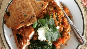 Indiase linzencurry met tandoorikip en snelle naan