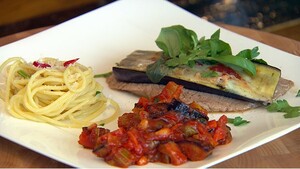 Scaloppine alla Conca d’oro met spaghetti aglio olio e peperoncino & Caponata