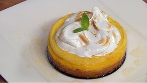 Torta al limone met Italiaans schuim en basilicum-citroensiroop