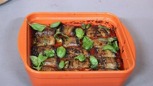 Auberginerolletjes in spicy tomatensaus