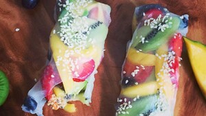 Zoete rijstloempia’s gevuld met vers fruit, chiazaad en amandel-haver-sesamcrumble