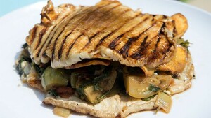 Portobello sandwich met zoete aardappelchips en baby-aubergine