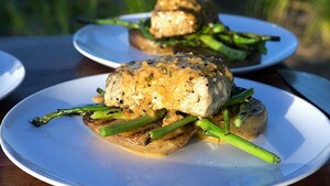 Gerookte barracuda met palmhart-aspergesalade