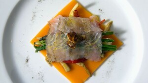 In zout-suikerkorst gekruide kabeljauw met wortel-appelgelei en asperges