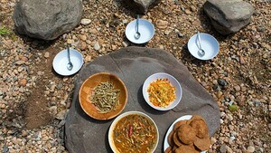 Kapenta sardines curry met peperkoek-fruit pooris & Swahili curry
