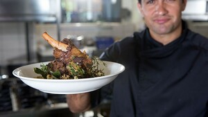 Knapperige lamsbout met geroosterde bloemkoolpuree en kapenta gremolata