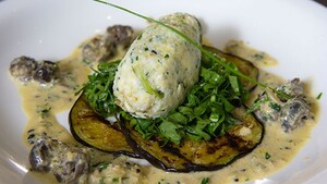 Okra en sesamzaad gnocchi met gegrilde aubergine en slakken in saus