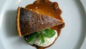 Pindataartjes met karamelsaus en vanille-ricottacrème