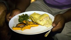 Marula en guinea chicken pie met pancettakorst