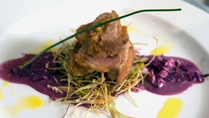 Gevulde guinea kip met macadamia-kikkererwtencrumble en amarulasaus