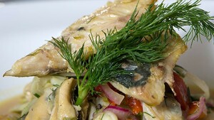 Salade van venkel met gerookte makreel, mosselen en kokkels