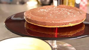 Chocoladetaart met rozemarijn, chilipeper en salty caramel