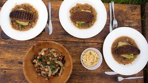 Chikanda worstjes met olijven-cassavepuree en cassavechips