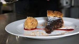 Chocoladetaart met peren en bier & whiskey-witte chocoladeijs