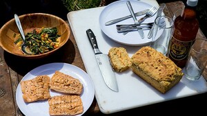 Bierbrood gevuld met forel, bloemensalade en nectarinesalsa