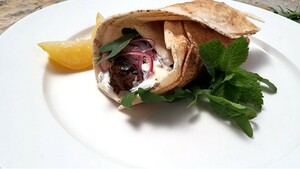 Lamsköfte met yoghurt-citroensaus en zoetzure ui