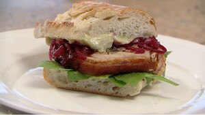 Broodje porchetta met uiencompote