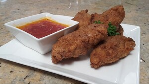 Gefrituurde chickenwings met chilisaus