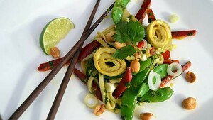 Aziatische noedelsalade met mangosaus