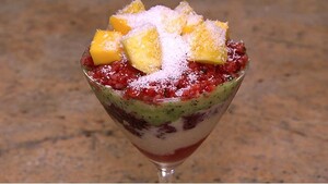 Regenboogfruit-ijsbeker