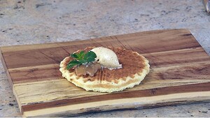 Luikse wafels met gezouten dulce de leche en koffieslagroom