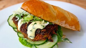 Aziatische bataatburger op briochebrood