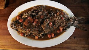 Langzaam gegaarde grootkopkarper met Chinese gerookte worst en rode wijnbouillon