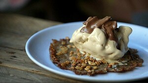 Danakil kamelenmelk- en koffie-ijs met brandy snap en geroosterde gerst