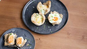 Hartige ontbijtmuffins van oud brood
