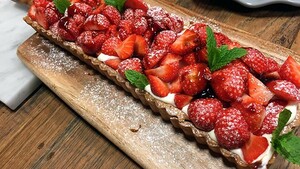 Aardbeientaart met witte chocolademousse en balsamicosiroop