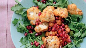 Warme, kruidige bloemkool en kikkererwtensalade met granaatappelpitten