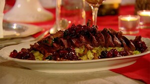 Gebakken rendierbiefstuk met gestoofde savooiekool, cantharellenportjus en cranberrycompote