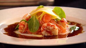 In wodka gemarineerde zalm, warme dressing van rivierkreeft met koolraap en prei