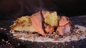 Op steen gegaarde forel, crunch van roggebrood en hazelnoten, geroosterde groene kool, yoghurt-rettichsaus