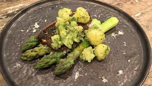 Scholfilet met groene asperges en parmezaan