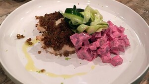 Knapperige kipfilet met bietensalade