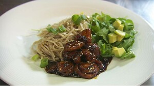 Yakitori met sobanoedels & Japanse salade met avocado en wasabidressing